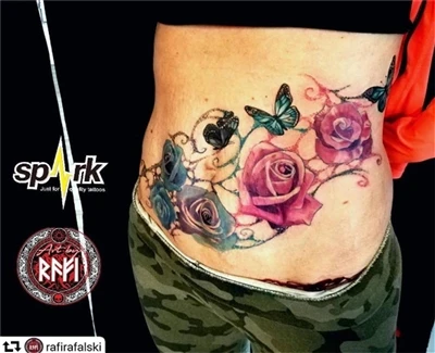 Un tatouage d'une fleur