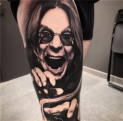 Comprends-tu son expression pour ce tatouage
