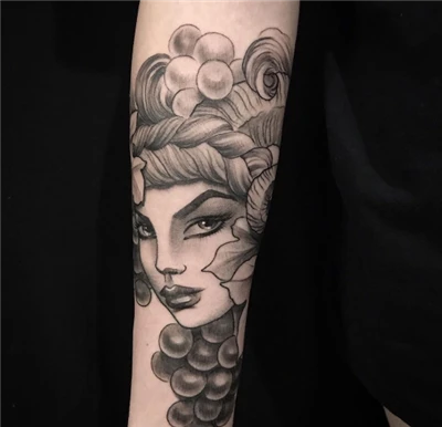 femme pour tatouage