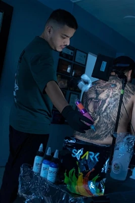 Tatouages ​​visibles dans les bureaux: plus d'entreprises abandonnent des pol...