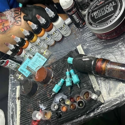 Les studios de tatouage rapportent une demande croissante parmi les clients d...