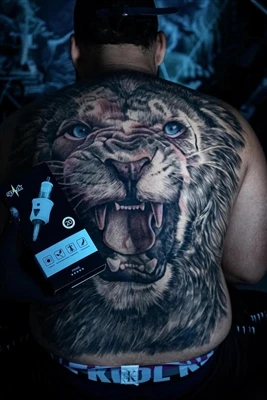 La science derrière la douleur au tatouage