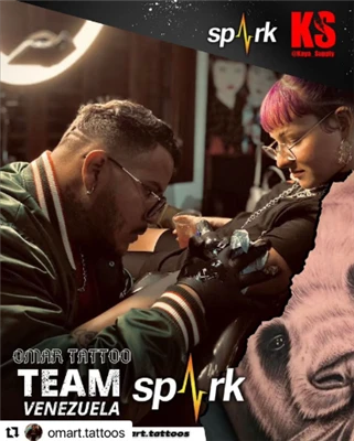 Les cartouches Spark sponsorisent le tatoueur